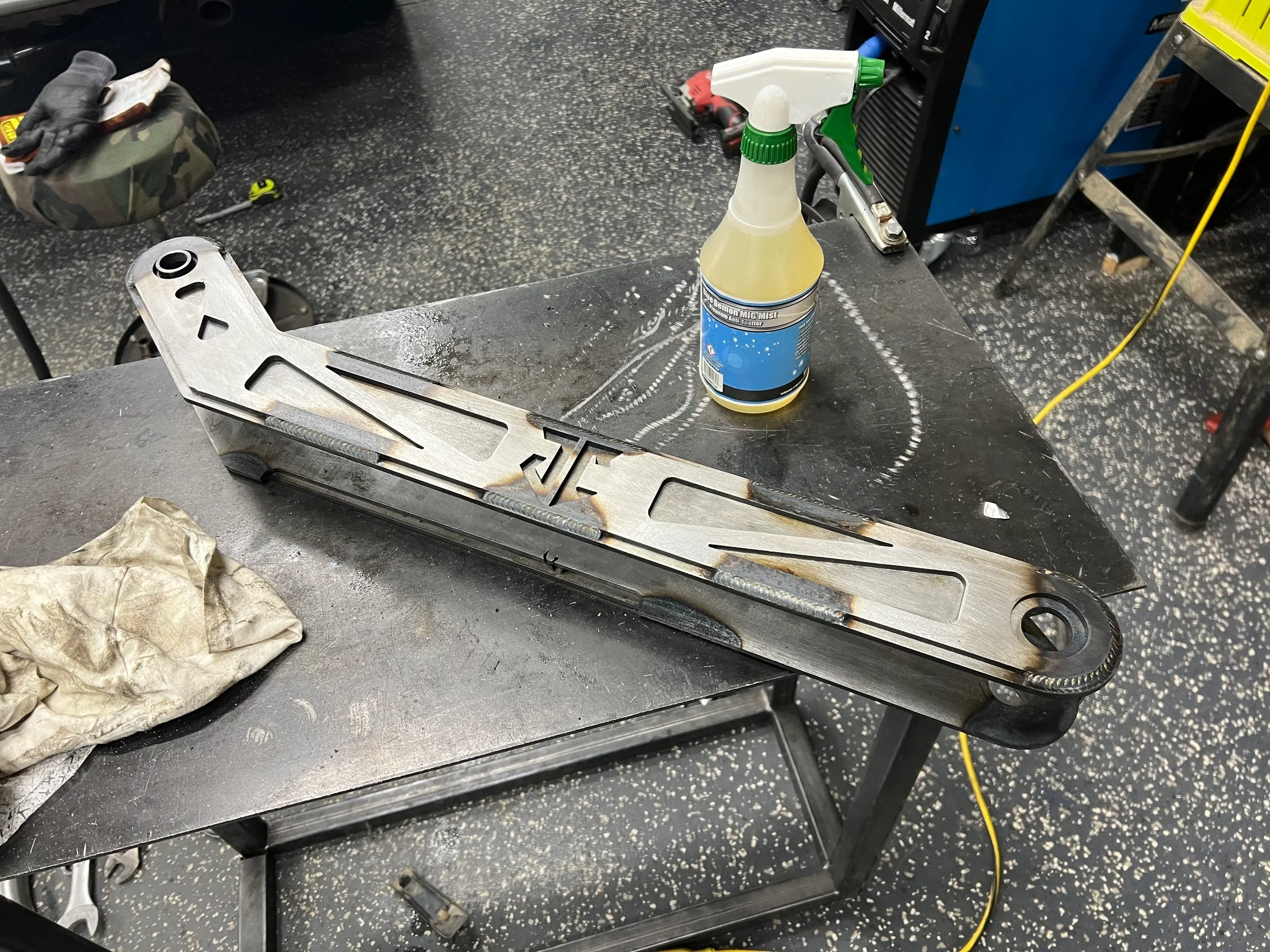JD2 Model 3 Hydraulic Cylinder Mount - Image 3
